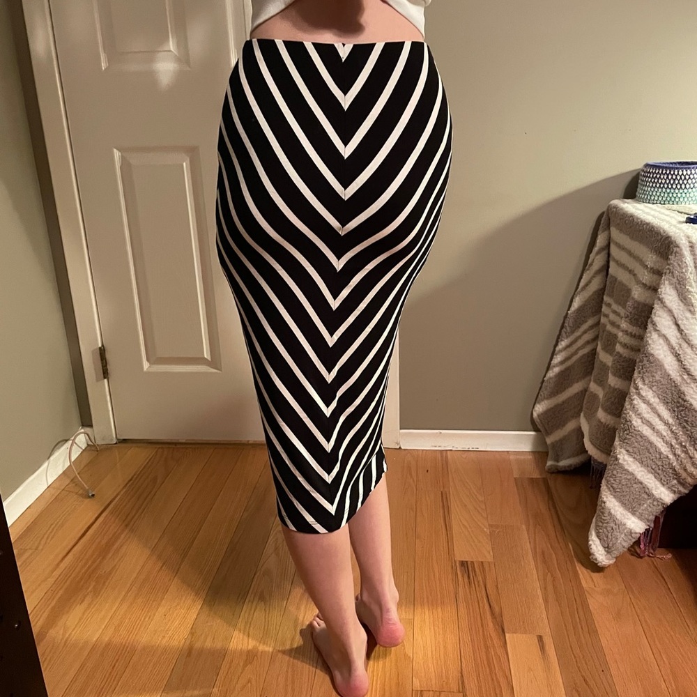 Black and white midi skirt, like NEW 🦩🦩🦩 - Picture 1 of 3